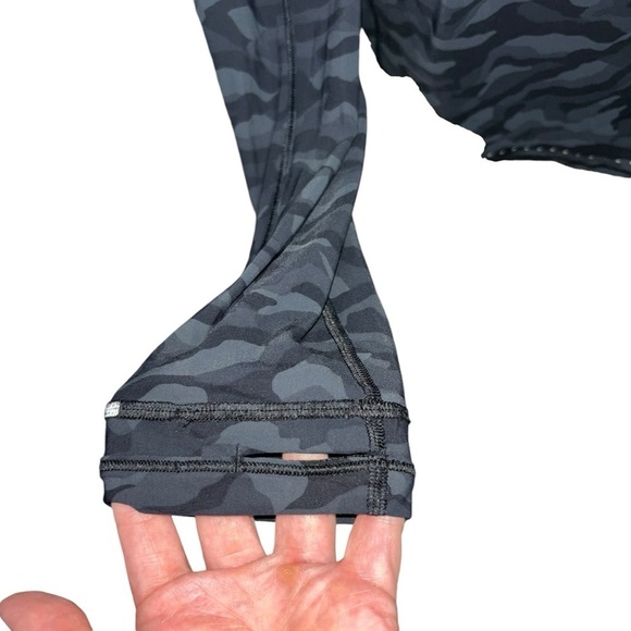 Lululemon Women’s Size 6 Rise and Run Long Sleeve Active Shirt Black Gray Camo - Picture 4 of 7